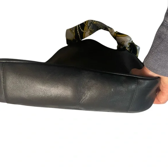 Elegant Black GUCCI Handbag with Bamboo Handle - Picture 7 of 9